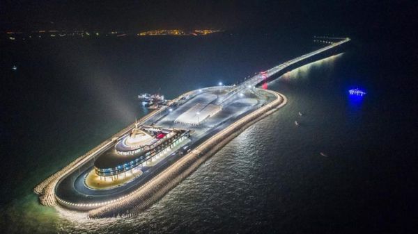 У Китаї побудували найдовший морський міст у світі. Вражаючі фото.