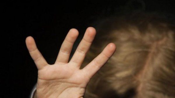 Чоловік ґвалтував трирічну доньку своєї співмешканки. Поліція розслідує факти ґвалтування трирічної дитини у Херсонській області. 
