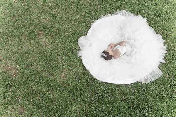 Жінка з 4-ю стадією раку влаштувала собі самотню весільну фотосесію, щоб виконати свою мрію. Коли надії немає.