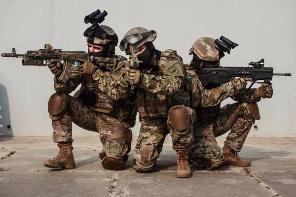 «Азов» успішно застосовує на фронті зброю США - BellingCat. Представники дослідницького проекту BellingCat збираються випустити статтю про зброю, якою користується полк «Азов».