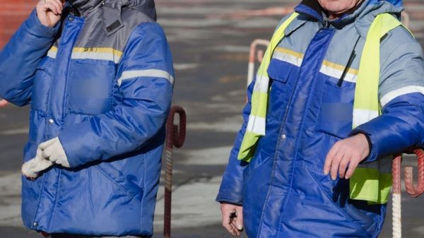 Українців на заводі в Польщі змушують носити синьо-жовту уніформу. Роботодавця звинувачують у дискримінації.