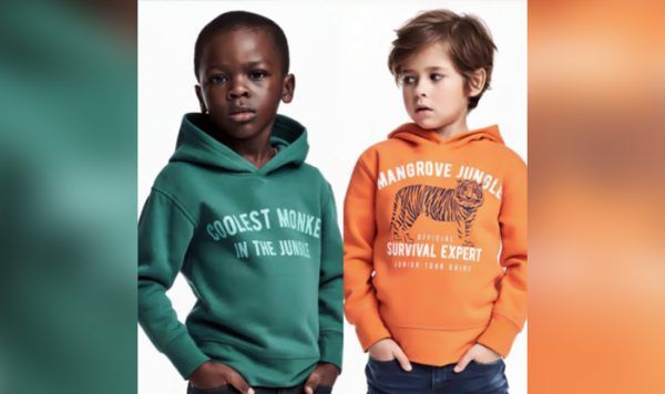 H&M одягли темношкірого хлопчика в худі "Найкрутіша мавпа" і перепросили за це. Для реклами нової колекції бренд одягу H&M одягнув темношкірого хлопчика в худі "Найкрутіша мавпа у джунглях