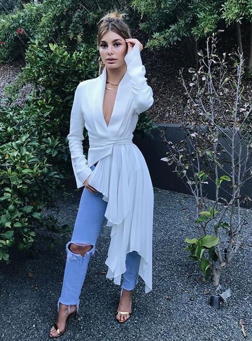 Як виглядає і чим займається нова кохана Леонардо Ді Капріо (Фото). Каміла Морроне зросла в Буенос Айрэсе і розвивала свою кар'єру як instagram-модел, в 2016 році вона з'явилася на обкладинці журналу Vogue, після чого її кар'єра різко злетіла вгору.