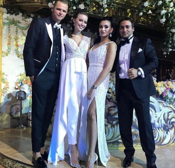 Футболіст Дмитро Тарасов і Анастасія Костенко одружилися в старому одязі.  Футболіст подарував коханій обручку під час передноворічного відпочинку на Мальдівах.