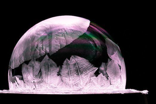 Краса замерзлих мильних бульбашок у фотографіях  (Фото). Вам коли-то було цікаво дізнатися, що відбувається, коли замерзає мильна бульбашка? 