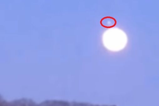 З поверхні Місяця злетів гігантський НЛО (відео).  Видно якийсь об'єкт піднімається над Місяцем і поступово відлітаючий вгору