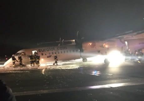 У Польщі пасажирський літак здійснив аварійну посадку без переднього шасі. У зв'язку з аварійним приземленням, варшавський аеропорт імені Шопена був закритий на 4 години.