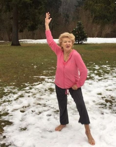 Світлана Дружиніна розповіла, як залишатися здоровою в 82 роки. Як виявилося, жінка регулярно загартовується босоніж на снігу.