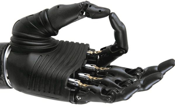 Українські вчені створили унікальну біонічну руку. Науковці Сумського Державного університету сконструювали та роздрукували на 3D-принтері біонічний протез руки, здатний реагувати на імпульси від мозку