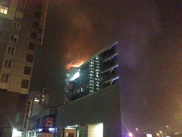 У Києві горів великий торгово-офісний центр Silver Breeze. З будівлі евакуювали 25 осіб, інформації про жертви немає.