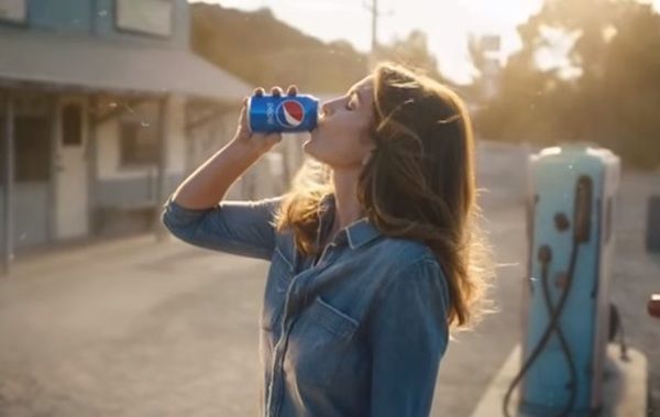 Сінді Кроуфорд повторно знялася в рекламі Pepsi. Другий відеоролик випущений через 26 років після дебютного.