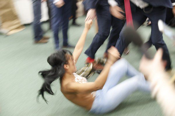 Femen оголилися перед чеським президентом на виборах. Гола активістка Femen Анжеліна Діаш увірвалася в празький виборчу дільницю. Вона влаштувала перформанс під час голосування чинного пр.