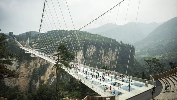 У Китаї відкрили найдовший у світі скляний міст - і він жах який стрьомний!. От би пробігтися!