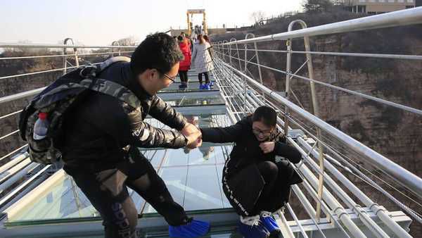 У Китаї відкрили найдовший у світі скляний міст - і він жах який стрьомний!. От би пробігтися!