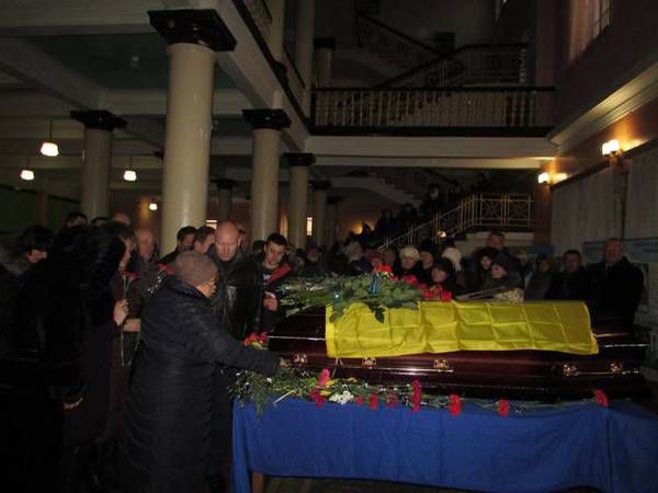На Житомирщині поховали бійця, який загинув понад три роки тому. До 6 жовтня 2017 року Ярослав Антонюк, який загинув у серпні 2014-го, вважався зниклим безвісти.