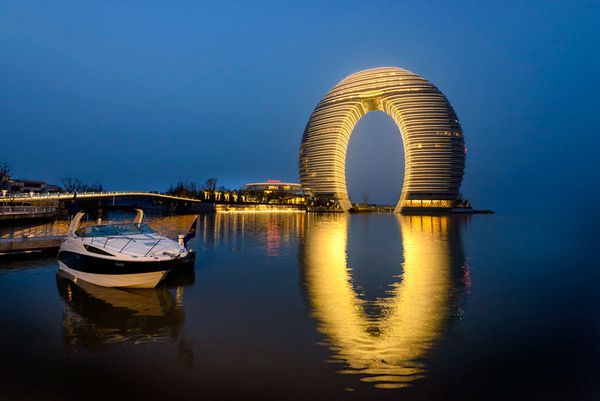 Унікальна архітектура сучасного Китаю (фото). Сучасна китайська архітектура – це сукупність авангарду і сміливого експерименту.

