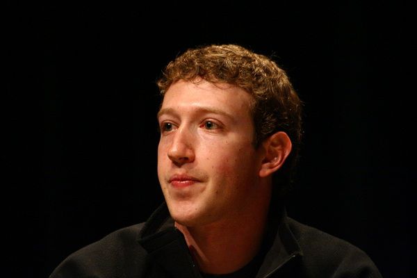 Цукерберг збіднів на $3 млрд після заяви про зміни в Facebook. Марк Цукерберг почав виконувати своє новорічне обіцянку поліпшити Facebook, анонсувавши зміну пріоритетів у стрічці новин на користь постів від рідних і друзів.