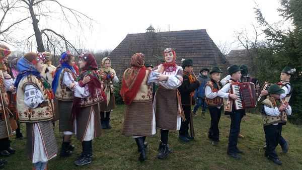 Як в Ужгороді відмічали свято Василя і Старого Нового року (фото). У суботу Ужгород відгуляв найкращий Різдвяний фестиваль Закарпаття – "Коляда в старому селі".