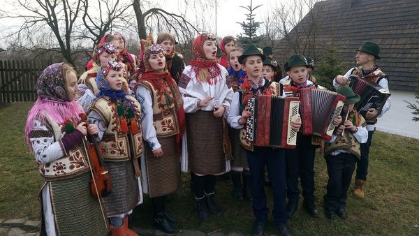 Як в Ужгороді відмічали свято Василя і Старого Нового року (фото). У суботу Ужгород відгуляв найкращий Різдвяний фестиваль Закарпаття – "Коляда в старому селі".