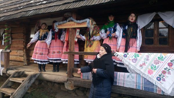 Як в Ужгороді відмічали свято Василя і Старого Нового року (фото). У суботу Ужгород відгуляв найкращий Різдвяний фестиваль Закарпаття – "Коляда в старому селі".