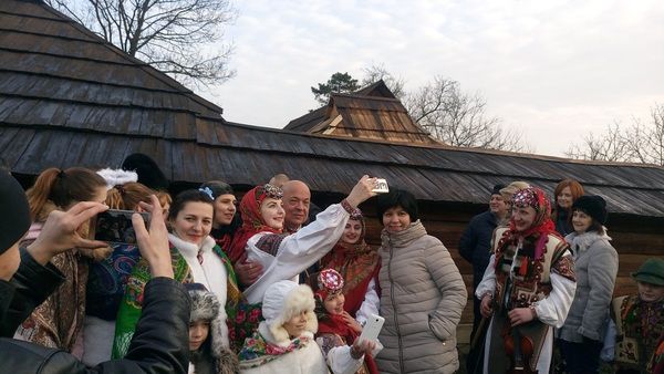 Як в Ужгороді відмічали свято Василя і Старого Нового року (фото). У суботу Ужгород відгуляв найкращий Різдвяний фестиваль Закарпаття – "Коляда в старому селі".