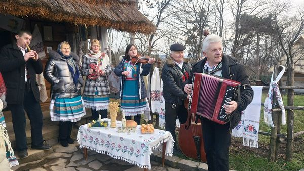 Як в Ужгороді відмічали свято Василя і Старого Нового року (фото). У суботу Ужгород відгуляв найкращий Різдвяний фестиваль Закарпаття – "Коляда в старому селі".