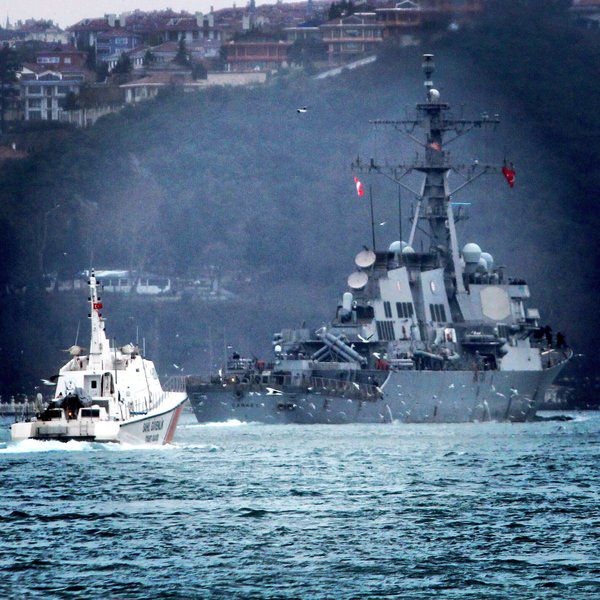 Американський есмінець USS Carney покинув Чорне море (фото). Турецька берегова охорона супроводила його через протоку Босфор.