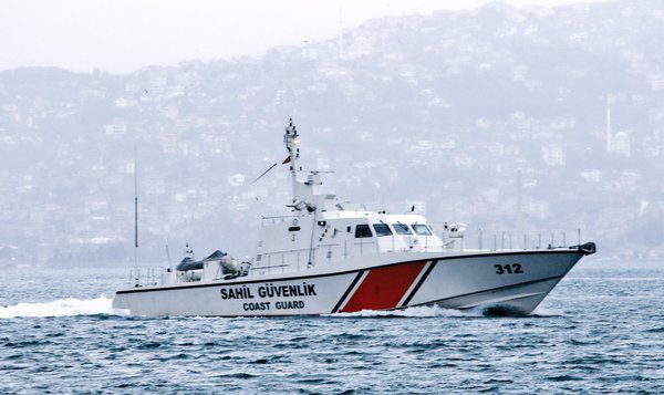 Американський есмінець USS Carney покинув Чорне море (фото). Турецька берегова охорона супроводила його через протоку Босфор.