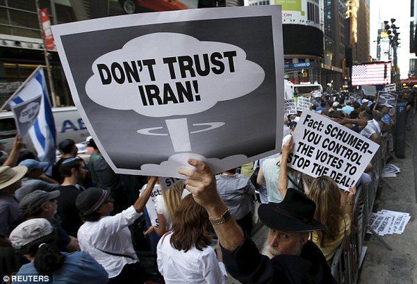 "Торг тут недоречний". В Ірані відмовилися переглядати ядерну угоду. Про це повідомляє Deutsche Welle.
