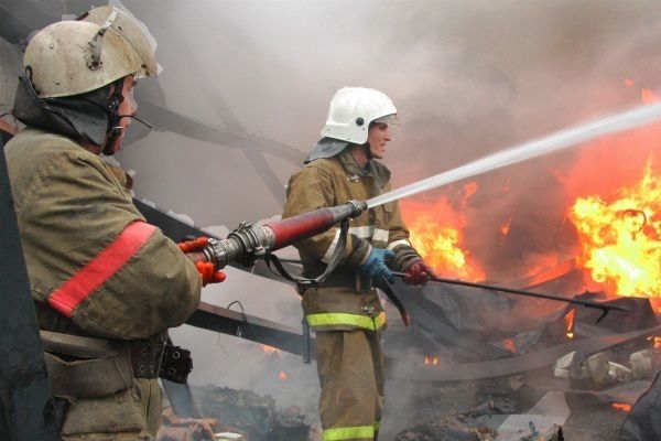 На пожежі в Харківській області загинула мати з двома дітьми. Коли на місце прибули рятувальники, жінка і діти були вже мертві.