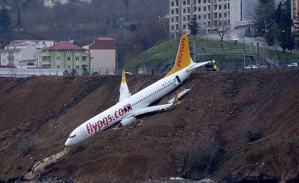 Пасажирський Boeing скотився з обриву в Туреччині. Небезпечний інцидент з літаком стався в районі аеропорту міста Трабзон на півночі Туреччини