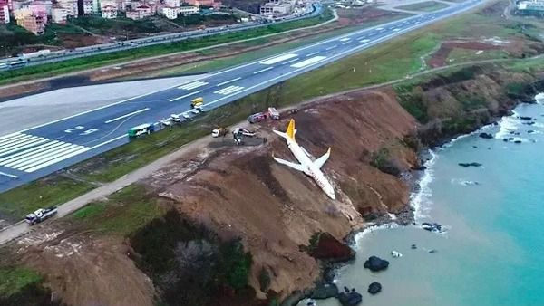 Відео з салону звалився з обриву літака в Туреччині передав жах того, що сталося. Ролик зняв момент евакуації пасажирів.