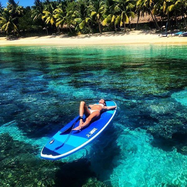 Красуня топ-модель Сара Сампайо знялася в бікіні на пляжі (фото). Красуня купалася, каталася на серфі і милувалася красою острова.