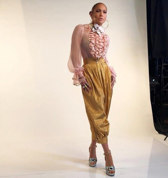 Незвичайна зачіска і блузка за 2200 доларів: Дженніфер Лопес підкорила новим образом (фото). Артистка підготувала для танцювального шоу World Of Dance стильний наряд.