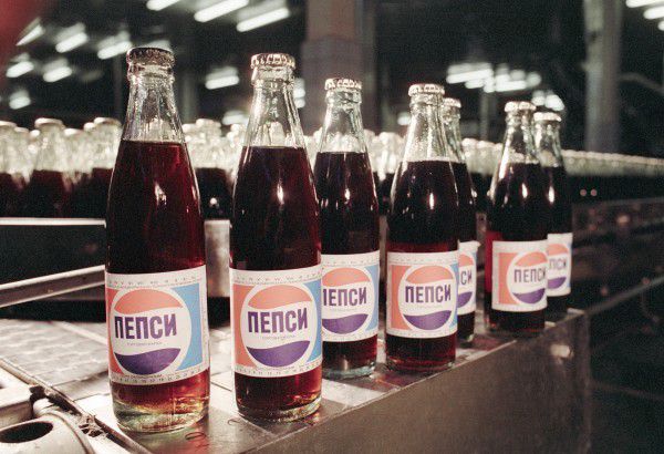 У 1990-х Pepsi хвалилася, як роззброїла СРСР. Данальд Кендалл - засновник Pepsi, розмовляючи з радником Білого Дому пожартував, сказавши, що руйнує СРСР швидше, ніж вони.