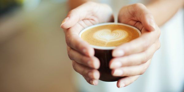Не варто стрімко відмовлятися від улюбленого ранкового напою. Рішуча відмова від кави загрожує частими головними болями і перепадами настрою.