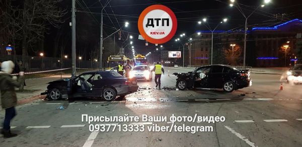 Авто з донецькими номерами спричинило жахливе ДТП на Солом'янці. Ввечері 15 січня в Києві на Солом'янській площі сталося ДТП, в якому постраждали 5 людей