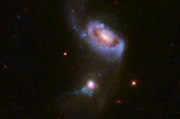 Хаббл зробив знімок поїдання галактики чорною дірою. Об'єкт розташовується на відстані 900 мільйонів світлових років від Землі.