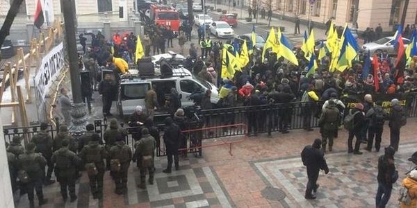  Під Радою проходить мітинг: "Стоп реванш". Під Верховною Радою мітингують з вимогою прийняти закони по боротьбі з російською агресією.