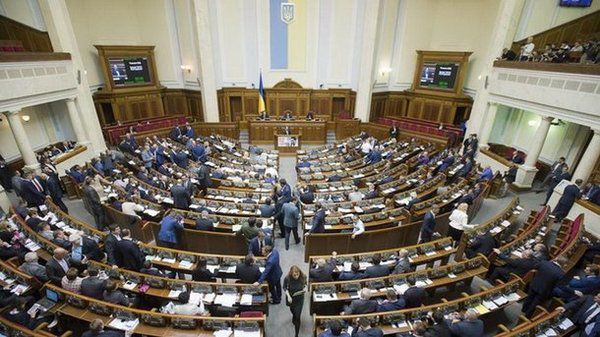 Рада не встигла прийняти законопроект про реінтеграцію Донбасу. Парубій наголосив на важливості плідної дискусії щодо законопроекту, висловивши надію на те, що Рада прийме об'єднуюче рішення по документу.