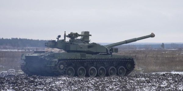 Нові українські танки "Оплот" зняли в незвичайному ракурсі (відео). Україна поставила в Таїланд чергову партію танків "Оплот", скоро нові бойові машини почнуть надходити і в українську армію.