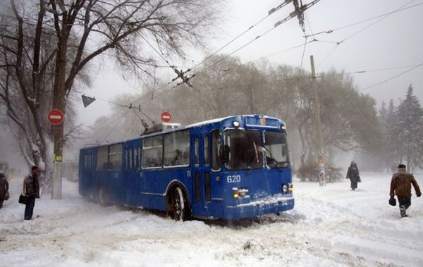 Південь України засипало снігом (відео). Одесу сьогодні, 16 січня, замело снігом, через що в місті зупинилися деякі маршрути трамваїв і тролейбусів.