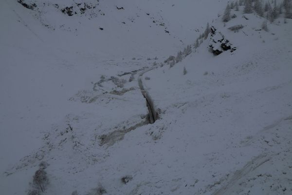 У Франції завалило дорогу 10-метровим шаром снігу. Ось що вони зробили