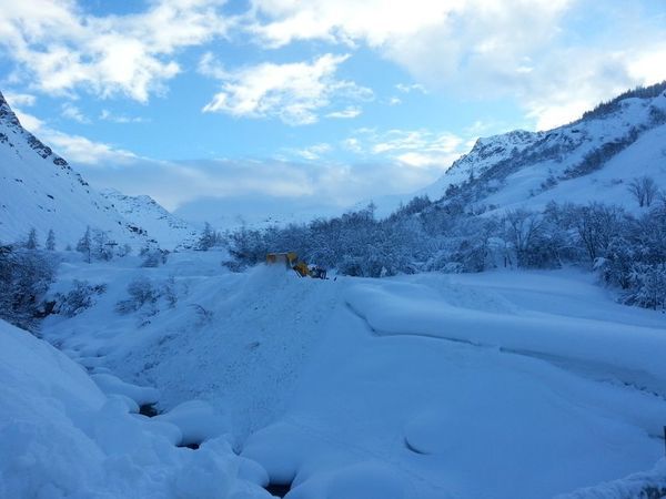 У Франції завалило дорогу 10-метровим шаром снігу. Ось що вони зробили