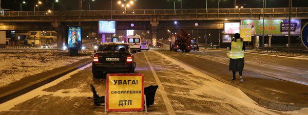 Під мостом Метро у Києві сталася смертельна ДТП. Автомобіль рухався в напрямку Подолу Набережним шосе.