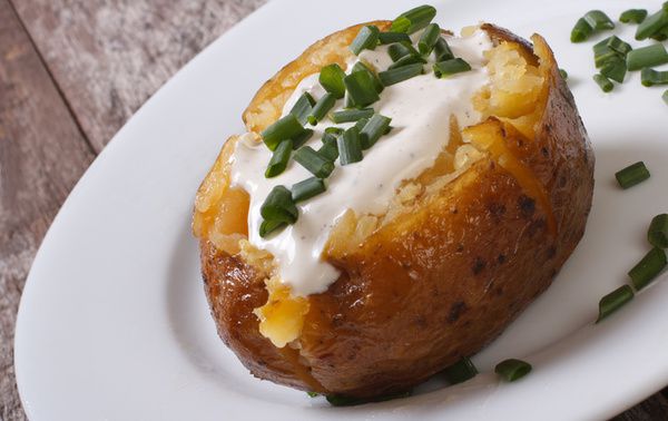 Картопля, запечена з салом в духовці (рецепт). Любите картоплю, але хвилюєтеся з приводу її калорійності? 