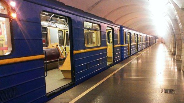 Київське метро влаштувало крижаний душ пасажирам. Спускаючись у нетрі київської підземки, про всяк випадок не забудьте взяти із собою парасольку – зі стелі може капати просто на голову