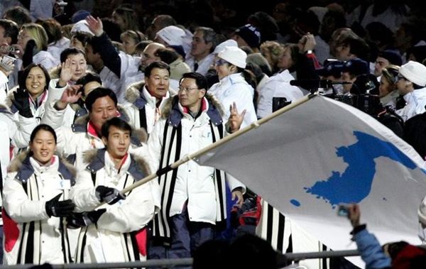 КНДР і Південна Корея об'єдналися. Олімпіада-2018. Корейці домовилися, що спільно братимуть участь у зимовій Олімпіаді в південнокорейському Пхьончхані. Вперше з 2015 року це сталося після звернення Кім Чен Ина.