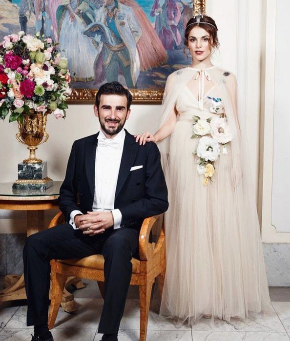 Саті Казанова оголилася для відвертої фотосесії у ванній. У жовтні 2017 року 35-річна Саті Казанова вийшла заміж за італійського фотографа Стефано Тиоццо. 