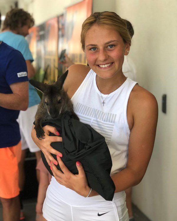 У мережі показали особисті фото 15-річної українки, яка стала сенсацією на Australian Open. Юна українська тенісистка Березня Костюк продовжує феєрити на дорослому Australian Open,